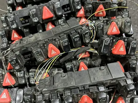 W210 w202 кнопки аварийки за 3 000 тг. в Алматы – фото 2