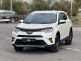 Toyota RAV4 2017 года за 10 490 000 тг. в Тараз