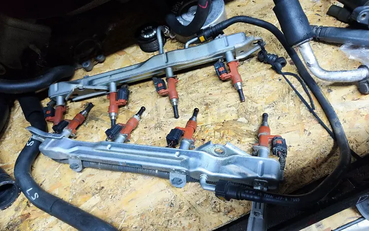 Топливная форсунка топливная рейка топливные форсунки 2GR, 1UR, 3MZ, VqQ35D за 7 500 тг. в Алматы