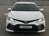 Toyota Camry 2021 года за 16 850 000 тг. в Алматы – фото 2