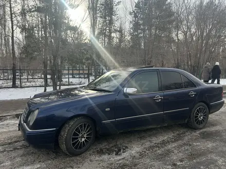 Mercedes-Benz E 230 1997 года за 1 850 000 тг. в Павлодар – фото 3