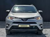 Toyota RAV4 2018 годаүшін11 590 000 тг. в Актобе – фото 2