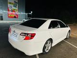 Toyota Camry 2013 года за 5 600 000 тг. в Уральск – фото 2