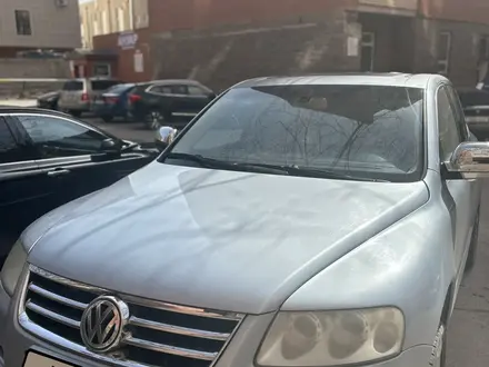 Volkswagen Touareg 2005 года за 3 800 000 тг. в Астана – фото 4