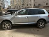 Volkswagen Touareg 2005 года за 3 800 000 тг. в Астана – фото 2