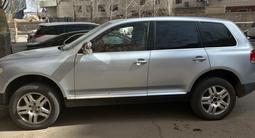 Volkswagen Touareg 2005 года за 3 800 000 тг. в Астана – фото 2