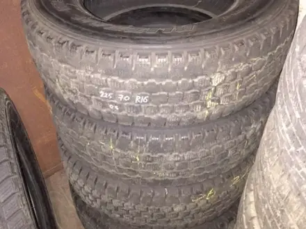 Резина зимняя 225/70 R16 117/115L LT Bridgestone за 35 000 тг. в Алматы