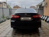 Toyota Camry 2021 года за 15 500 000 тг. в Уральск – фото 5