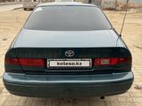 Toyota Camry 1998 года за 3 500 000 тг. в Актобе – фото 2