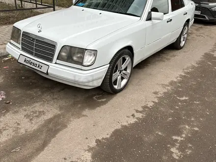 Mercedes-Benz E 220 1993 года за 1 900 000 тг. в Караганда