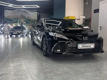 Toyota Camry 2022 года за 19 850 000 тг. в Семей