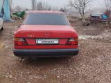 Mercedes-Benz E 200 1987 года за 800 000 тг. в Абай (Келесский р-н) – фото 3