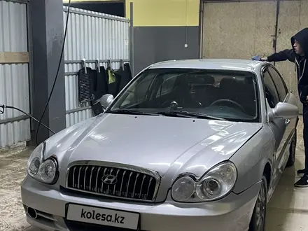 Hyundai Sonata 2004 года за 1 500 000 тг. в Атырау – фото 2