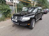 Volkswagen Touareg 2004 года за 4 700 000 тг. в Алматы – фото 3