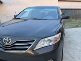 Toyota Camry 2010 года за 4 800 000 тг. в Атырау – фото 2