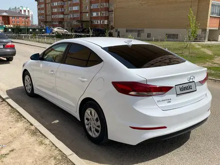 Hyundai Elantra 2018 года за 5 500 000 тг. в Актобе – фото 2