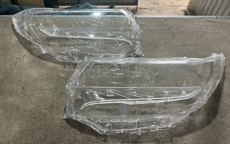 Toyota Alphard (Альфард) 2018 год стекло на фару за 63 000 тг. в Алматы