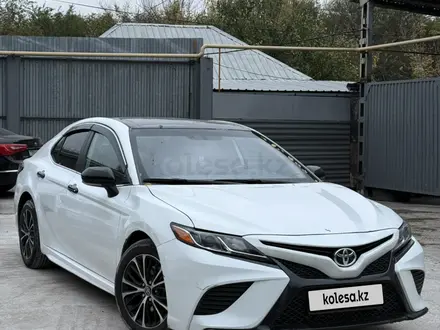 Toyota Camry 2020 года за 10 800 000 тг. в Алматы