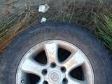 На тойота прадо резина с дисками можно на другие внедорожники разболтовка 1 за 200 000 тг. в Петропавловск