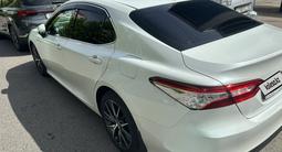 Toyota Camry 2021 года за 17 500 000 тг. в Алматы – фото 2