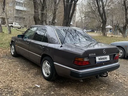 Mercedes-Benz E 220 1993 года за 1 800 000 тг. в Караганда – фото 4