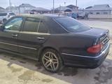 Mercedes-Benz E 320 2000 года за 2 200 000 тг. в Жанаозен – фото 3