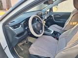 Toyota RAV4 2022 года за 15 900 000 тг. в Уральск – фото 3