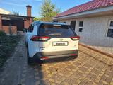 Toyota RAV4 2022 года за 15 900 000 тг. в Уральск – фото 4