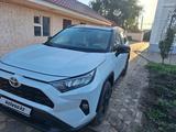 Toyota RAV4 2022 года за 15 900 000 тг. в Уральск – фото 2