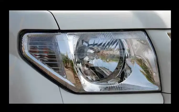 Стекло фары Mitsubishi Pajero IO 2007 год за 30 000 тг. в Кызылорда