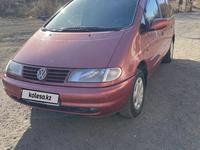 Volkswagen Sharan 1997 годаfor2 500 000 тг. в Караганда