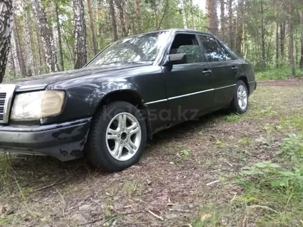 Mercedes-Benz E 200 1990 года за 950 000 тг. в Петропавловск – фото 2