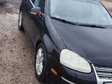Volkswagen Jetta 2005 года за 2 200 000 тг. в Актобе – фото 2