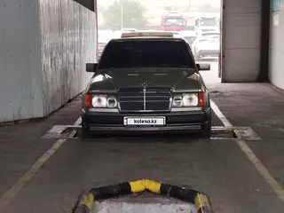 Mercedes-Benz E 230