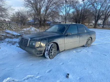 Mercedes-Benz E 200 1993 года за 1 300 000 тг. в Актобе