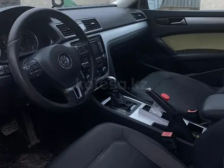 Volkswagen Passat 2013 года за 3 200 000 тг. в Атырау – фото 11