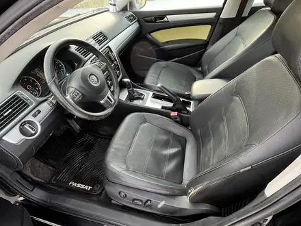 Volkswagen Passat 2013 года за 3 200 000 тг. в Атырау – фото 7