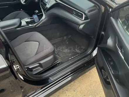 Toyota Camry 2018 года за 7 400 000 тг. в Атырау – фото 3