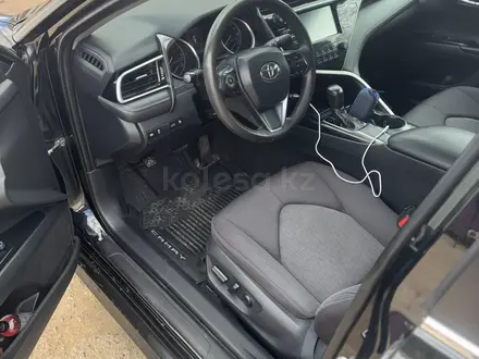 Toyota Camry 2018 года за 7 400 000 тг. в Атырау – фото 2