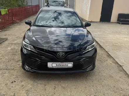 Toyota Camry 2018 года за 7 400 000 тг. в Атырау