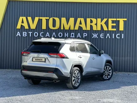 Toyota RAV4 2021 года за 15 500 000 тг. в Актобе – фото 3
