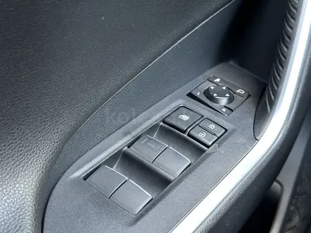 Toyota RAV4 2021 года за 15 500 000 тг. в Актобе – фото 19