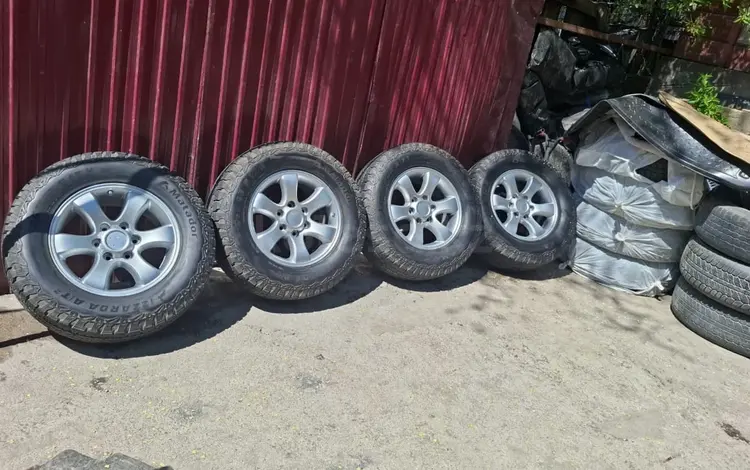Диски на Toyota Land Cruiser Prado 120 оригинал с новыми шинами за 280 000 тг. в Алматы