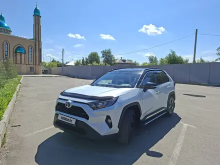 Toyota RAV4 2021 года за 17 800 000 тг. в Петропавловск