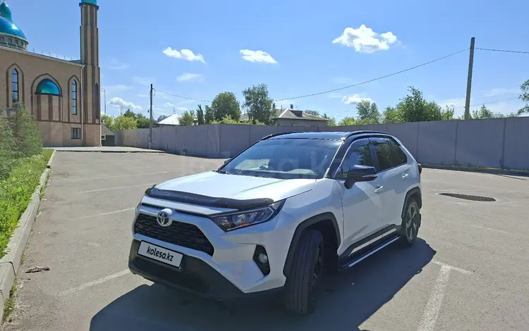 Toyota RAV4 2021 года за 17 800 000 тг. в Петропавловск