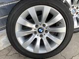 Комплект оригинальных дисков с шинами на BMW за 250 000 тг. в Алматы – фото 2