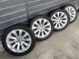 Комплект оригинальных дисков с шинами на BMW за 250 000 тг. в Алматы