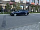 Toyota Camry 2014 года за 6 300 000 тг. в Атырау – фото 2