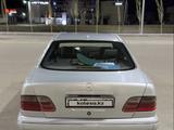 Mercedes-Benz E 430 2001 годаfor4 000 000 тг. в Караганда – фото 4