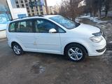 Volkswagen Touran 2009 года за 5 300 000 тг. в Алматы